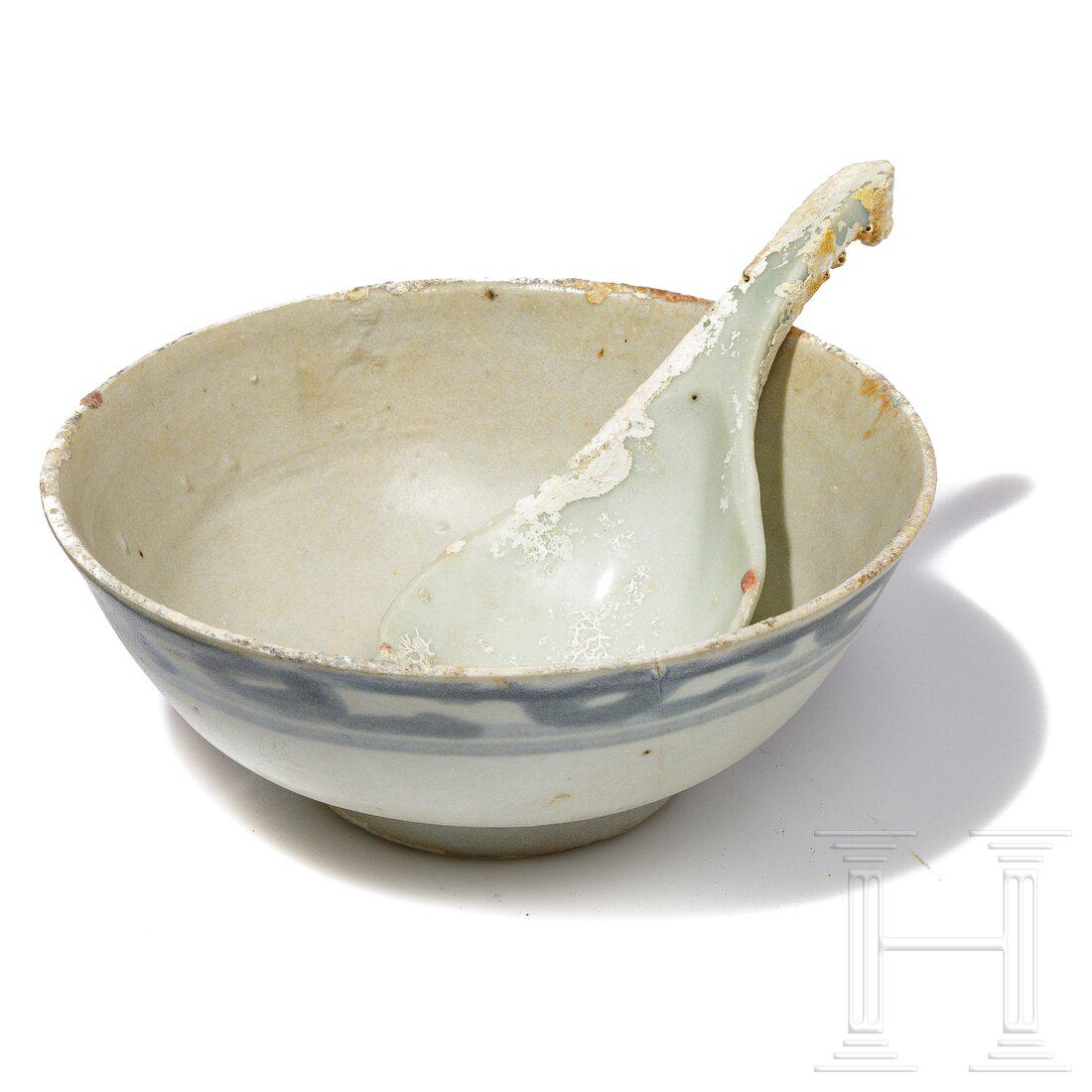 A Chinese bowl and a spoon from the Tek Sing-find, 1822: A Chinese bowl and a spoon from the Tek Sing-find, 1822Small bowl. Decorative band on the outer wall below the rim. Blue-grey underglaze decoration. Intact. Diameter 11 cm. Comes with a porcelain spoo