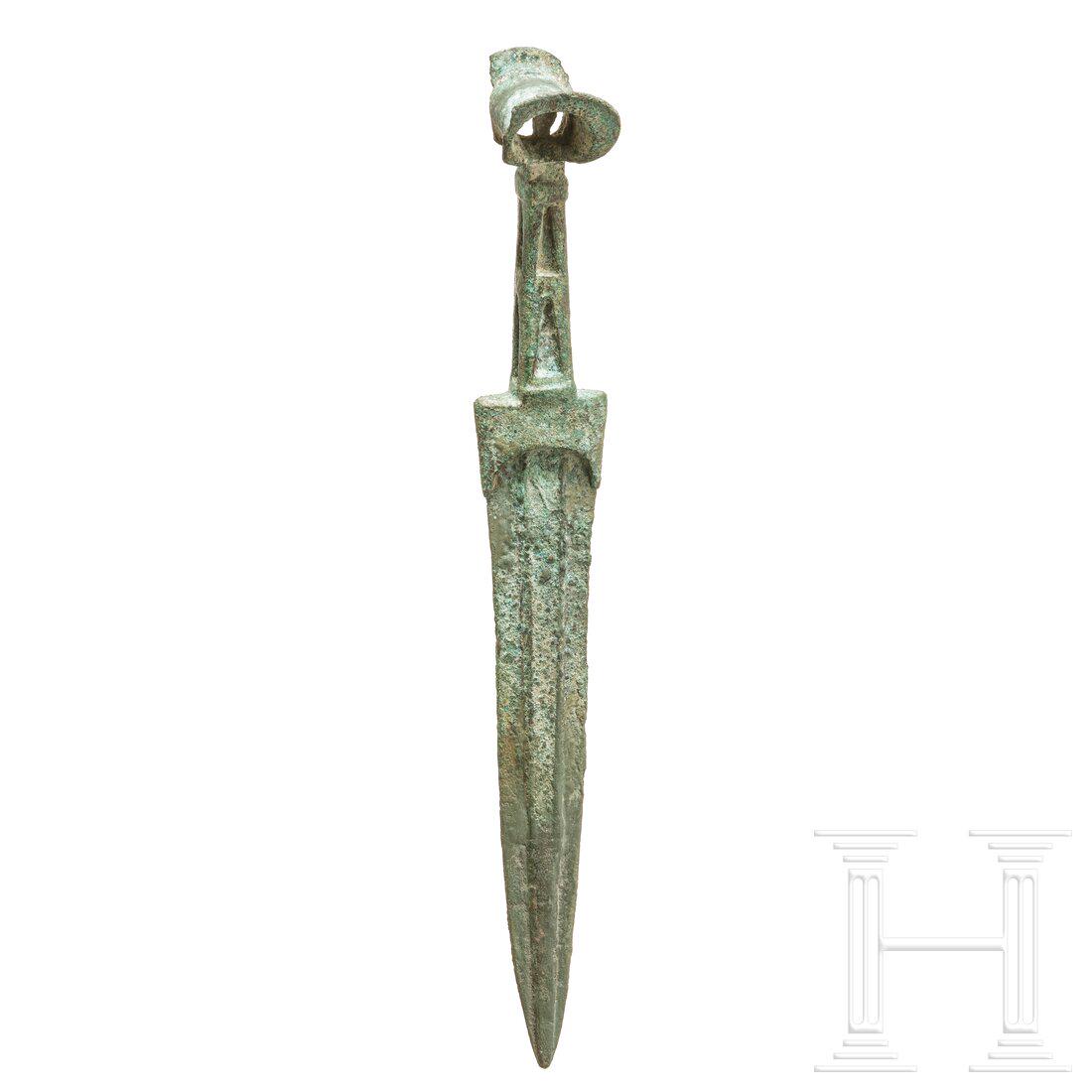 A bronze dagger, Luristan, 12th/11th century B.C.: A bronze dagger, Luristan, 12th/11th century B.C.Bronze mit kräftiger grünlicher Patina. Zweischneidige Klinge mit beidseitigem flachen Mittelgrat. Klinge im unteren Drittel restauriert. Ges