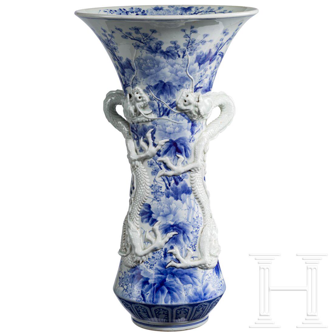 A large Chinese porcelain vase with dragons, 20th century: A large Chinese porcelain vase with dragons, 20th centuryKonische Vase aus weiÃŸem Porzellan mit weit ausladender Lippe und blauer Unterglasurmalerei. Blauer Dekor mit Ã¼ppigen KirschblÃ¼ten und