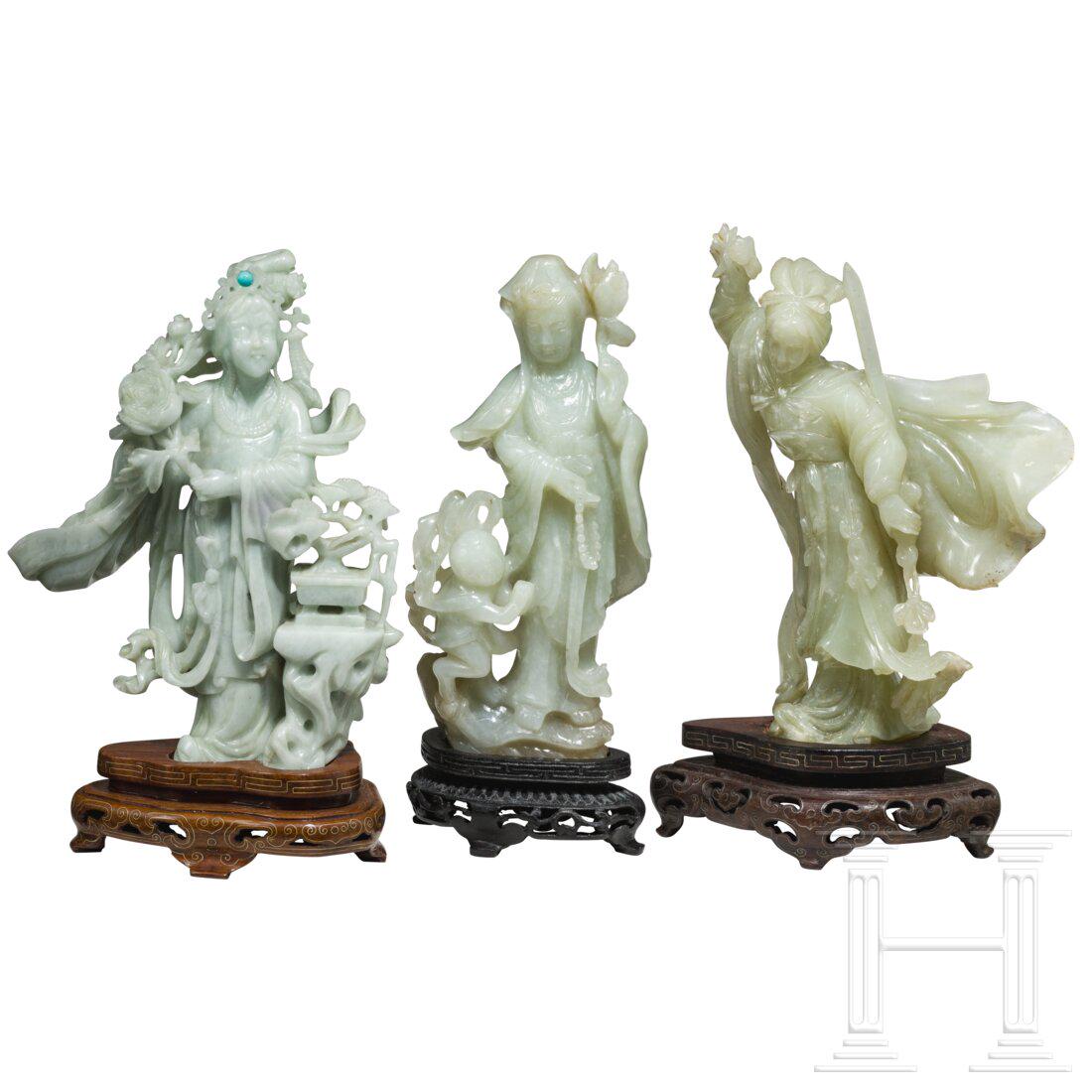 Three small Guanyin figurines made of jade, 20th century (1 of 4)