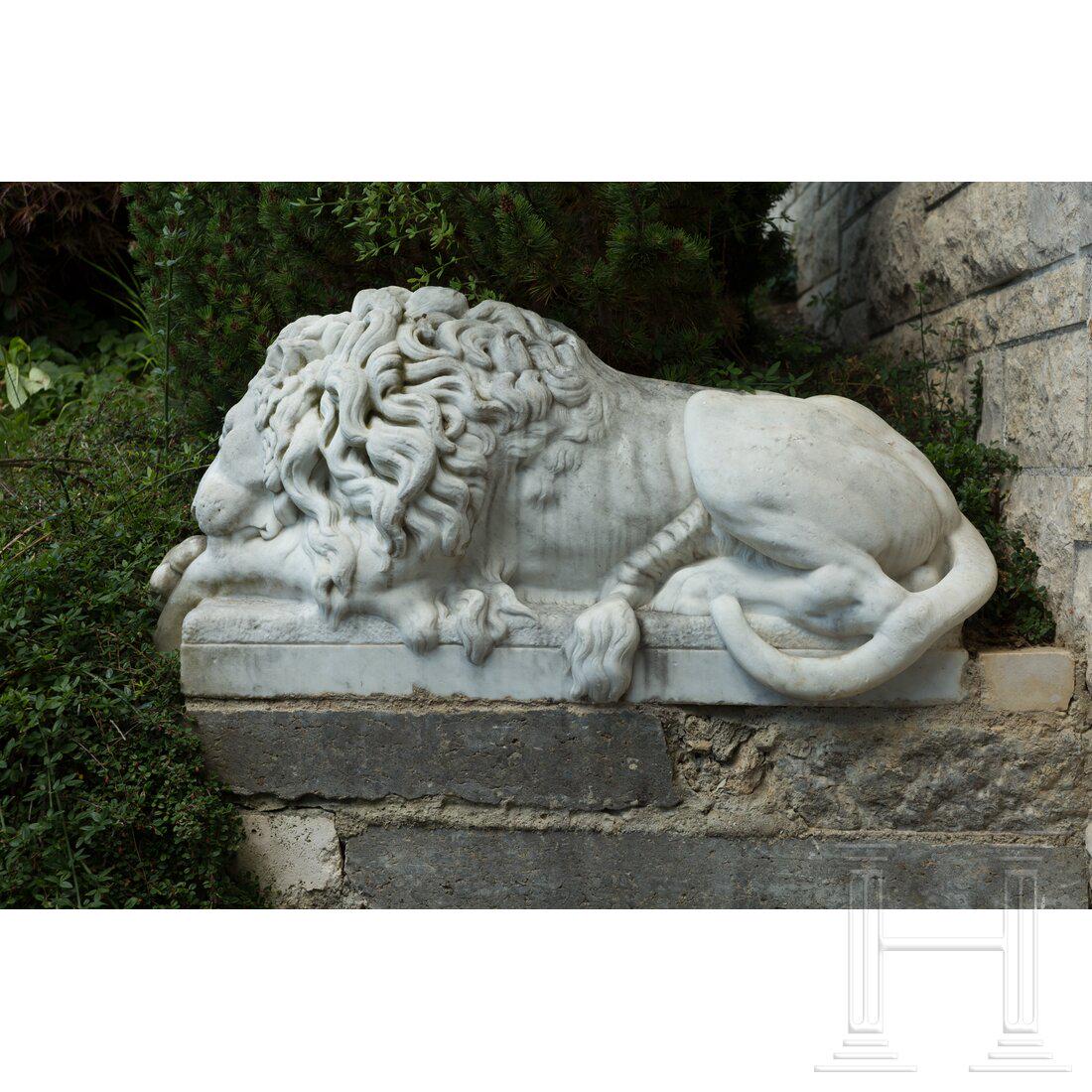 An Italian marble sculpture of a lion, 19th century: An Italian marble sculpture of a lion, 19th centuryVollplastische Skulptur aus weiÃŸem Marmor. Darstellungen eines liegenden mÃ¤nnlichen LÃ¶wen mit dichter MÃ¤hne, den Schwanz unter die Hinter