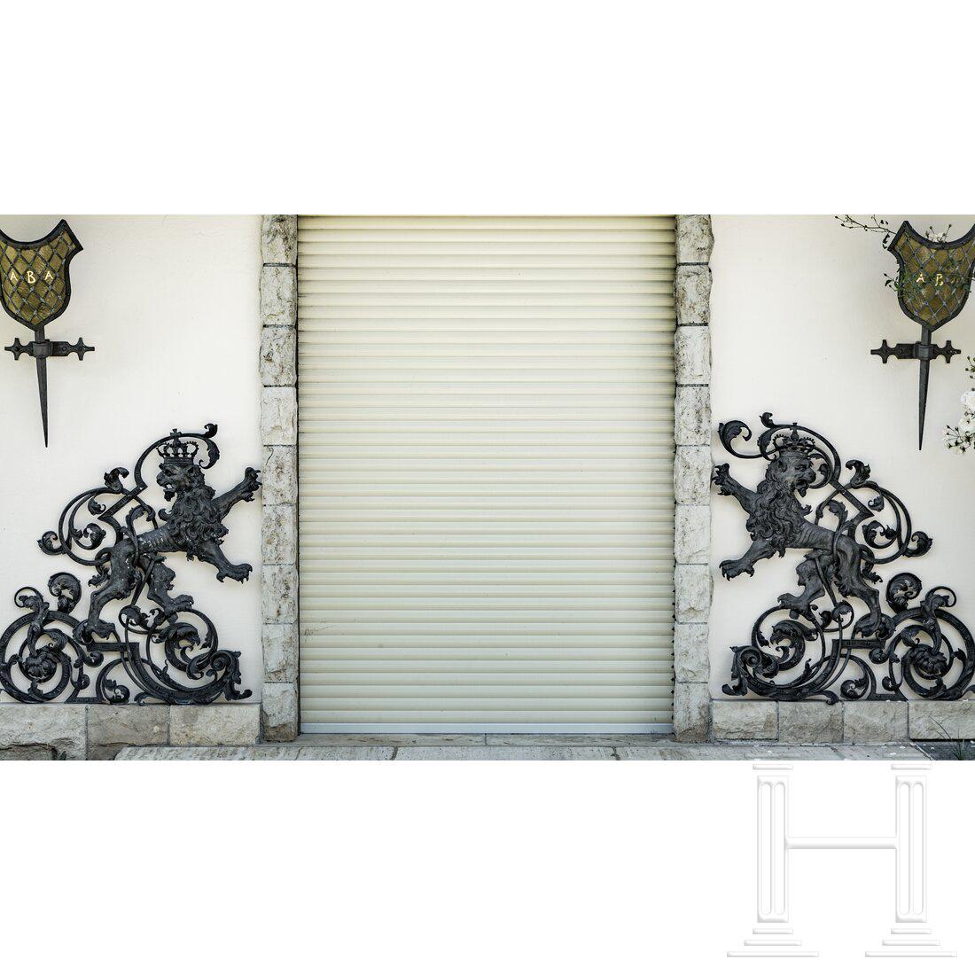 A pair of German forged iron ornamental grilles showing lions, 2nd half of the 19th century: A pair of German forged iron ornamental grilles showing lions, 2nd half of the 19th centurySchwarz lackierte Gitterelemete aus Schmiedeeisen. Darstellung zweier bayerischer LÃ¶wen mit Krone zwischen