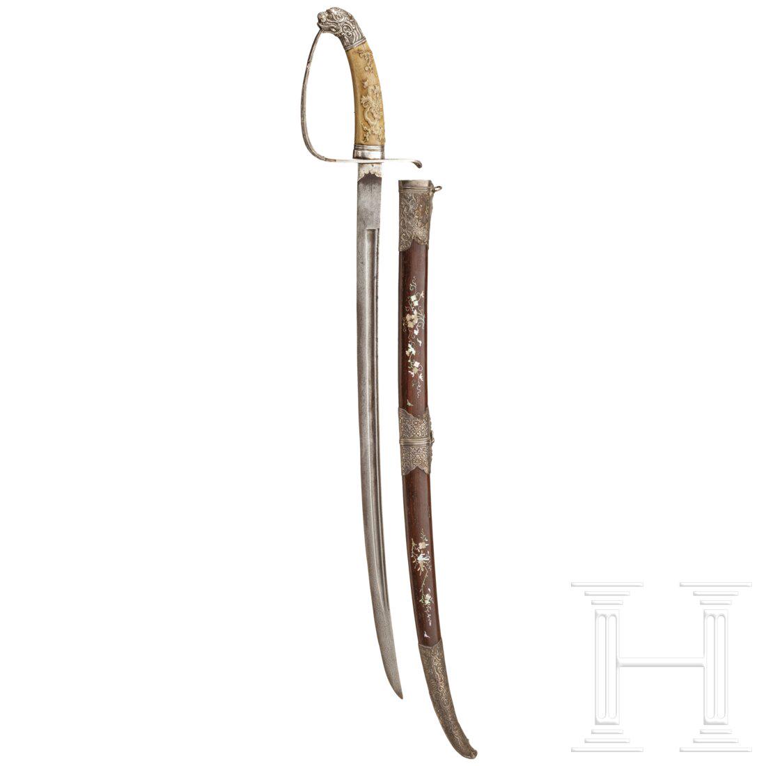 A Vietnamese silver-mounted sabre, 19th century: A Vietnamese silver-mounted sabre, 19th centuryLeicht gekrÃ¼mmte RÃ¼ckenklinge Ã la Montmorency mit leichten Gravuren (kleine Durchputzung). FaustbÃ¼gel aus einer Kupferlegierung mit silberne