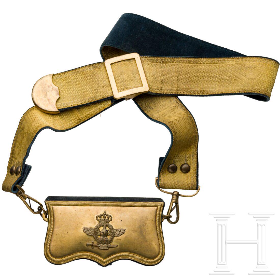 A cartouche box for officers of the Air Force from the reign of King Ferdinand I, 1914 - 1927: A cartouche box for officers of the Air Force from the reign of King Ferdinand I, 1914 - 1927Holzkorpus mit blauem Samtbezug, vergoldeten Seitenblechen und vergoldetem Buntmetalldeckel mit Auflage der