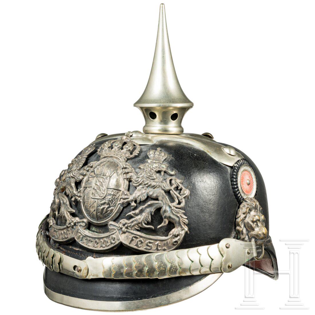 A helmet for a Bavarian gendarme: A helmet for a Bavarian gendarme Schwarz lackierte Lederglocke mit silbernen BeschlÃ¤gen, rot gefÃ¼ttertem Nackenschirm und schwarzem Lederfutter. Kreuzblatt mit vier Rundkopfschrauben und abnehmb
