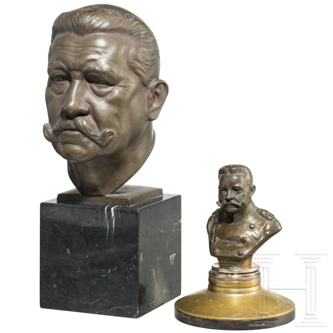 Paul von Hindenburg (1847 - 1934) - two busts: Paul von Hindenburg (1847 - 1934) - two bustsBronze-Hohlguss, braun patiniert, rs. signiert "Prof. Seger" (Ernst Seger, 1868 - 1939). KÃ¼nstlerisch anspruchsvoll und nuancenreich gestaltetes Antlitz