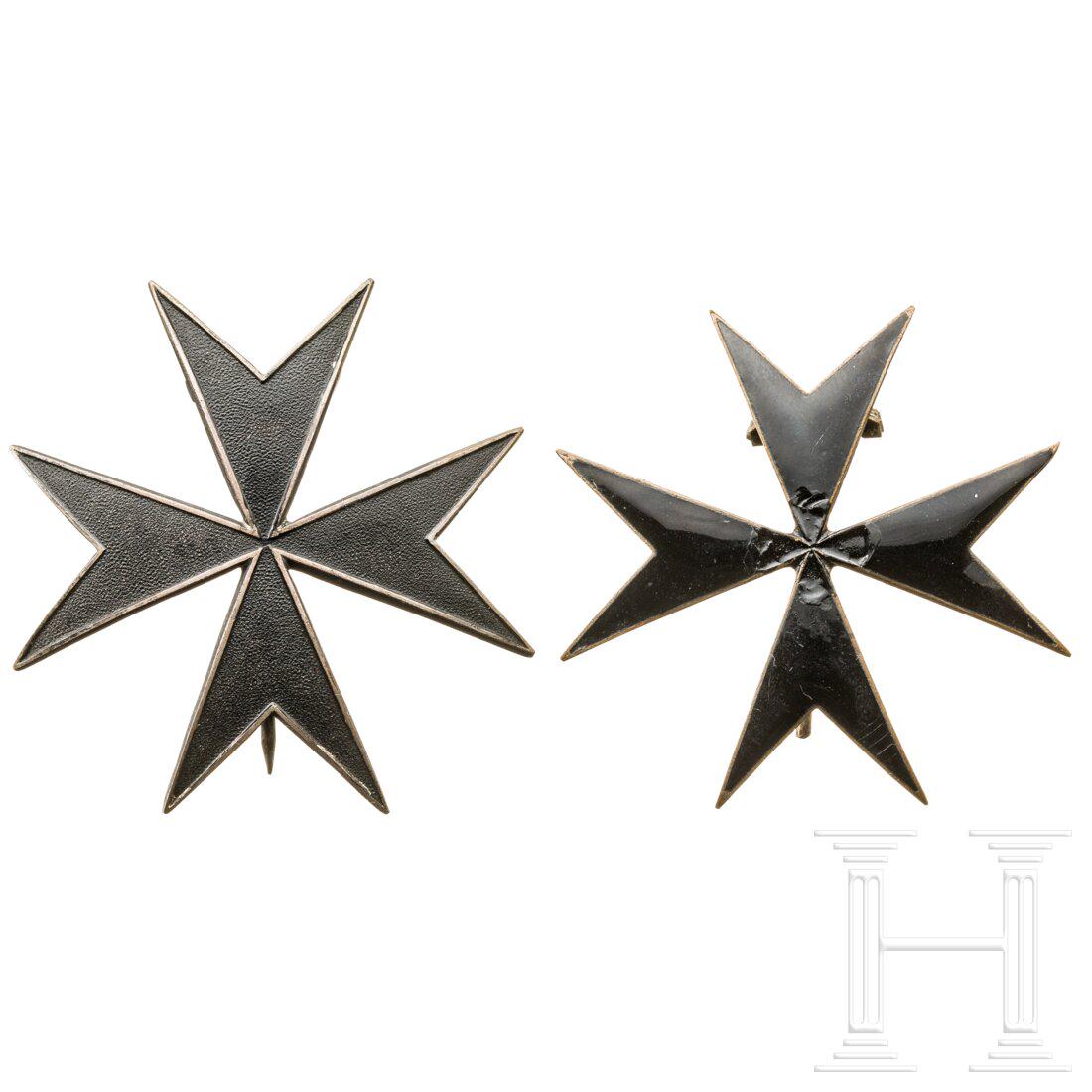 Two "German Knight's" crosses 1st class of the Detachement von Randow: Two "German Knight's" crosses 1st class of the Detachement von RandowJeweils konvexe, versilberte, schwarz emaillierte (gechipt) bzw. lackierte Malteserkreuze mit rs. vertikaler Drahtnadel. Condition:
