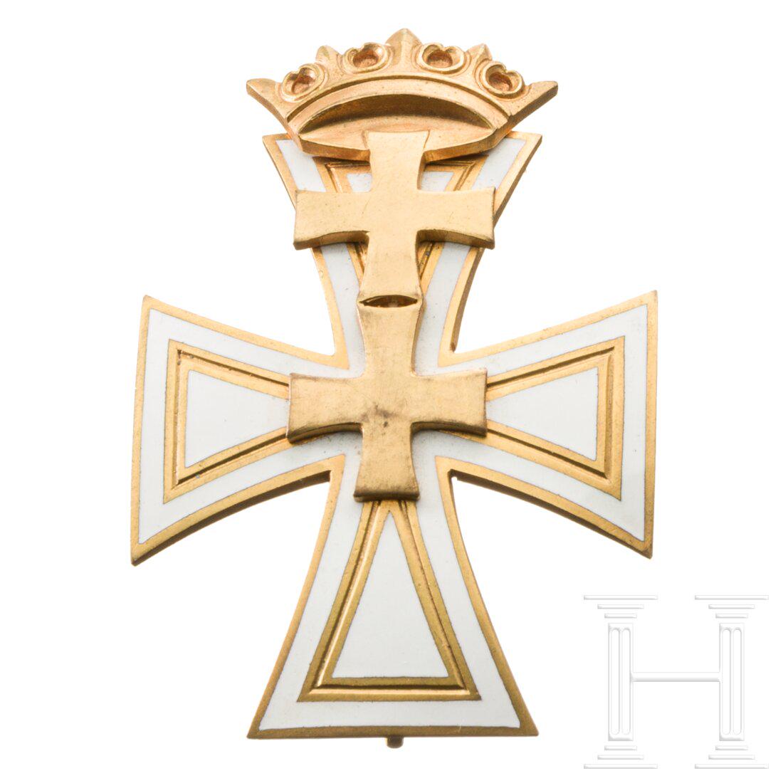 A Danzig Cross 1st Class: A Danzig Cross 1st ClassKonvexes, vergoldetes Steckkreuz, vs. weiÃŸ emailliertes Kreuz mit zweifach verschraubter Kreuzauflage. Bauchige Vertikalnadel an liegendem Scharnier. MaÃŸe 61,2 x 42,4 mm,