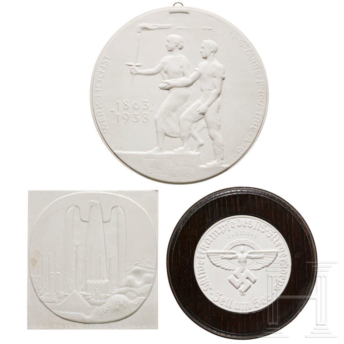 Three porcelain plaques: Three porcelain plaquesJeweils aus weiÃŸem unglasierten Porzellan: eine runde Plakette von KPM zum 75-jÃ¤hrigen Bestehen (1863 - 1938) des Werkes der Farbenindustrie in HÃ¶chst. Eine quadratisch