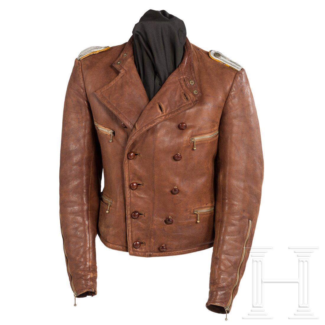A leather jacket of a Lieutenant of the fighter pilots: A leather jacket of a Lieutenant of the fighter pilots Private Leder-/Motorradjacke im Stil der 1930er/40er Jahre aus braunem Glattleder, zweireihig mit LederknÃ¶pfen, Zipp-ReiÃŸverschlÃ¼ssen un