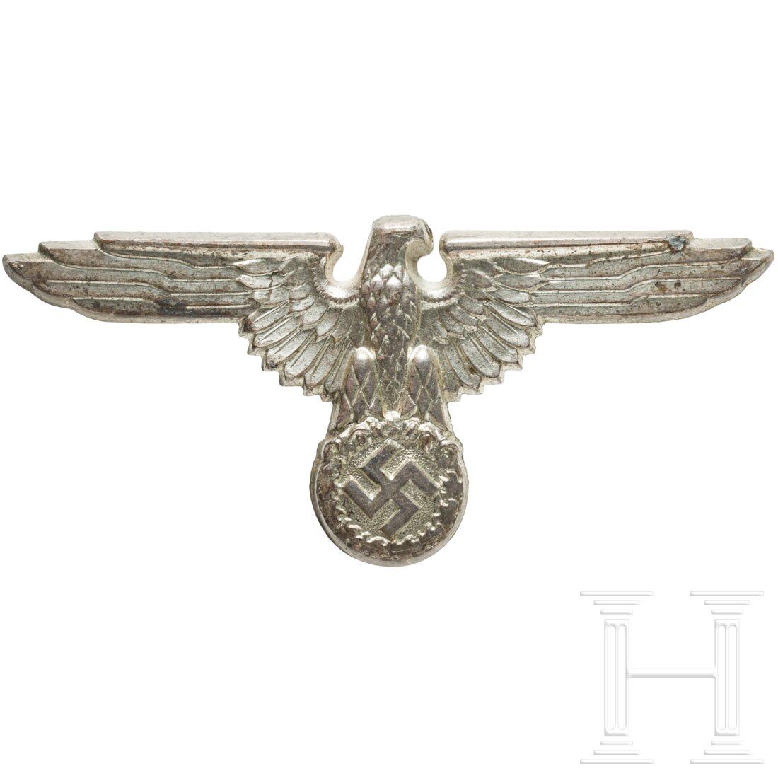 A cap eagle: A cap eagleHohl geprÃ¤gte, versilberte LeitmetallausfÃ¼hrung. Einer der beiden rs. aufgelÃ¶teten Flachsplinte abgerissen. Herstellercodierung "RZM M 1/8".Condition: II