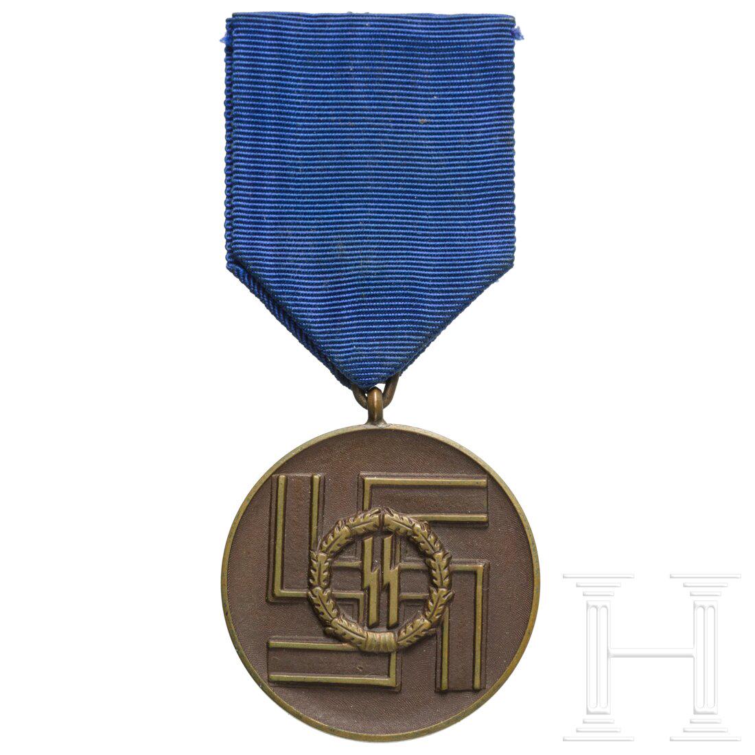 An SS Long Service Award 3rd class for eight years: An SS Long Service Award 3rd class for eight yearsBronzefarben patinierte Medaille mit kantiger Ã–se und tropfenfÃ¶rmigem Bandring. Ein einfaches blaues Band lose beiliegend. Condition: II +
