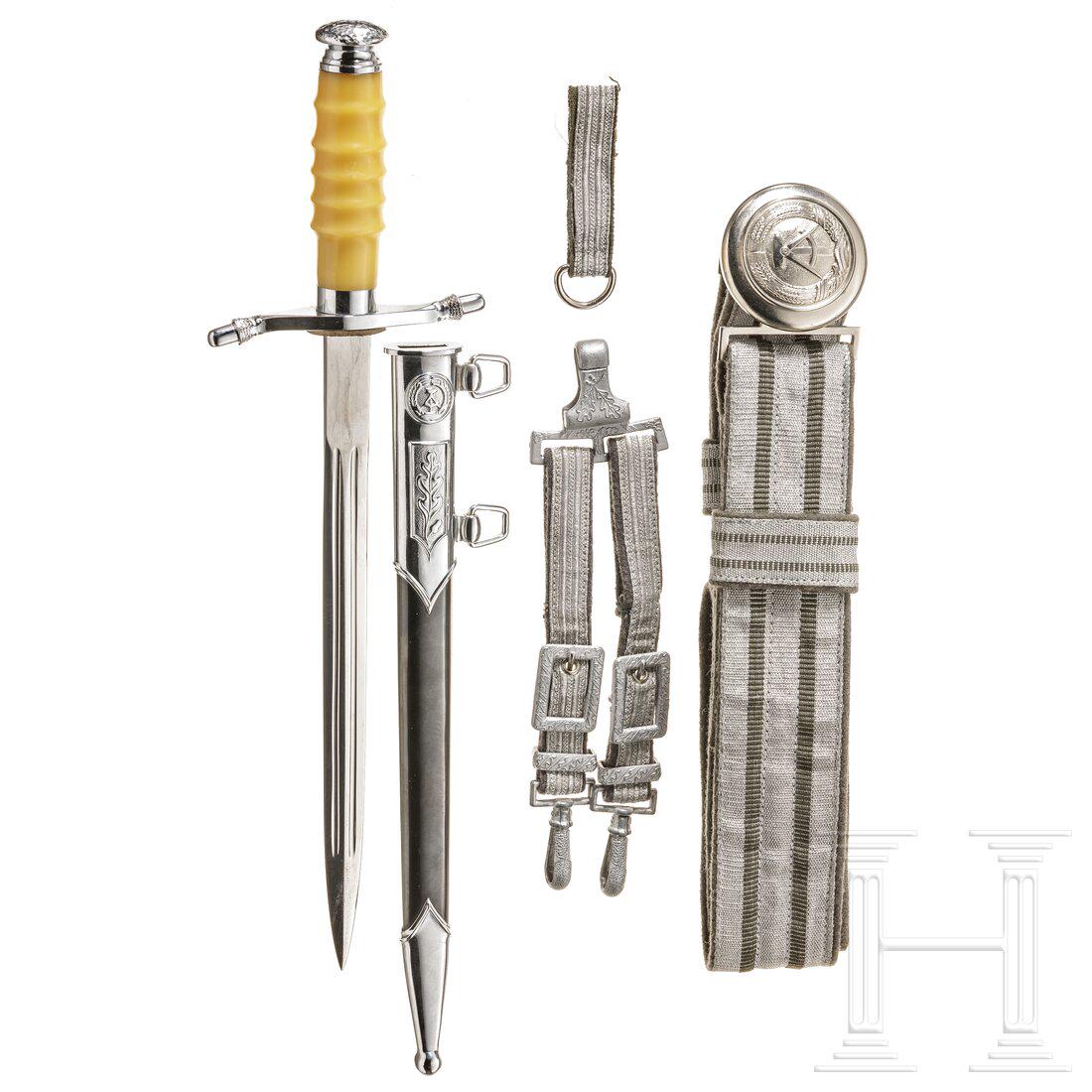 A dagger for army officers: A dagger for army officersVernickelter Dolch mit hellem Kunststoffgriff, auf der FehlschÃ¤rfe eingeschlagen "52185". Die brÃ¼nierte Scheide komplett mit GehÃ¤nge. LÃ¤nge 36,5 cm. Dazu eine Par