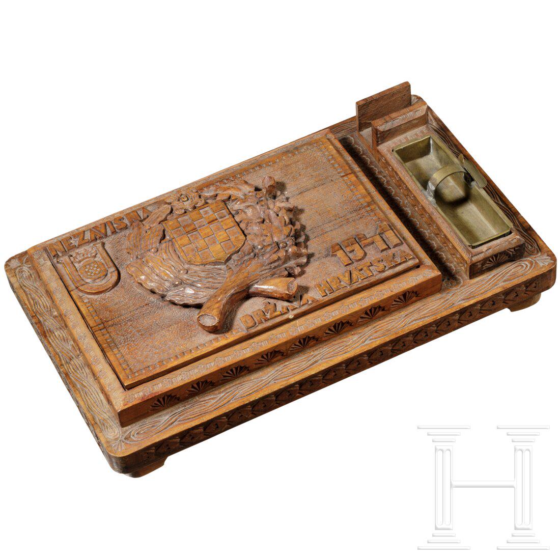 A wooden desk attachment of the Independent State of Croatia, 1941: A wooden desk attachment of the Independent State of Croatia, 1941Der Unterbau mit geschnitztem floralen Dekor und Zopfmuster, oberseitig ein sechsfach unterteiltes Fach mit beschnitztem Deckel, darau