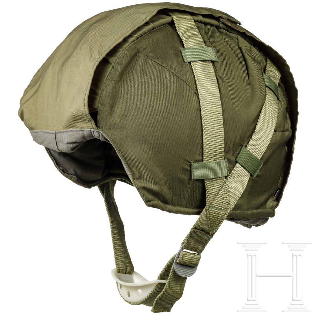 A Russian helmet STSh-81 "Sfera": A Russian helmet STSh-81 "Sfera"Seltene nummerierte Version fÃ¼r die Spezialeinheiten "SpezNas". Die "Glocke" aus drei losen, miteinander beweglich verbundenen Titan(?)platten. Der grÃ¼nliche Bezu