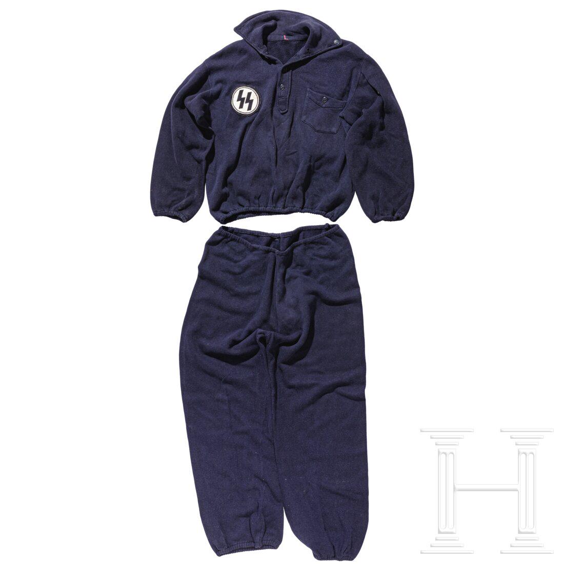 An SS sport dress: An SS sport dressPrivater Trainingsanzug aus dunkelblauer Wolle, das Oberteil mit KnÃ¶pfen an Ausschnitt und Kragen sowie rechtsseitig vernÃ¤htem SS-Emblem. Dazu die passende Hose.Condition: II - 