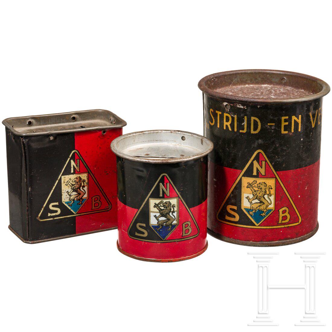 Three donation cans of the Nationaal-Socialistische Beweging (NSB): Three donation cans of the Nationaal-Socialistische Beweging (NSB)Drei schwarz-rot bedruckte Blechdosen mit schauseitigem NSB-Emblem in unterschiedlichen AusfÃ¼hrungen. Teils flugrostig, unkomplett.