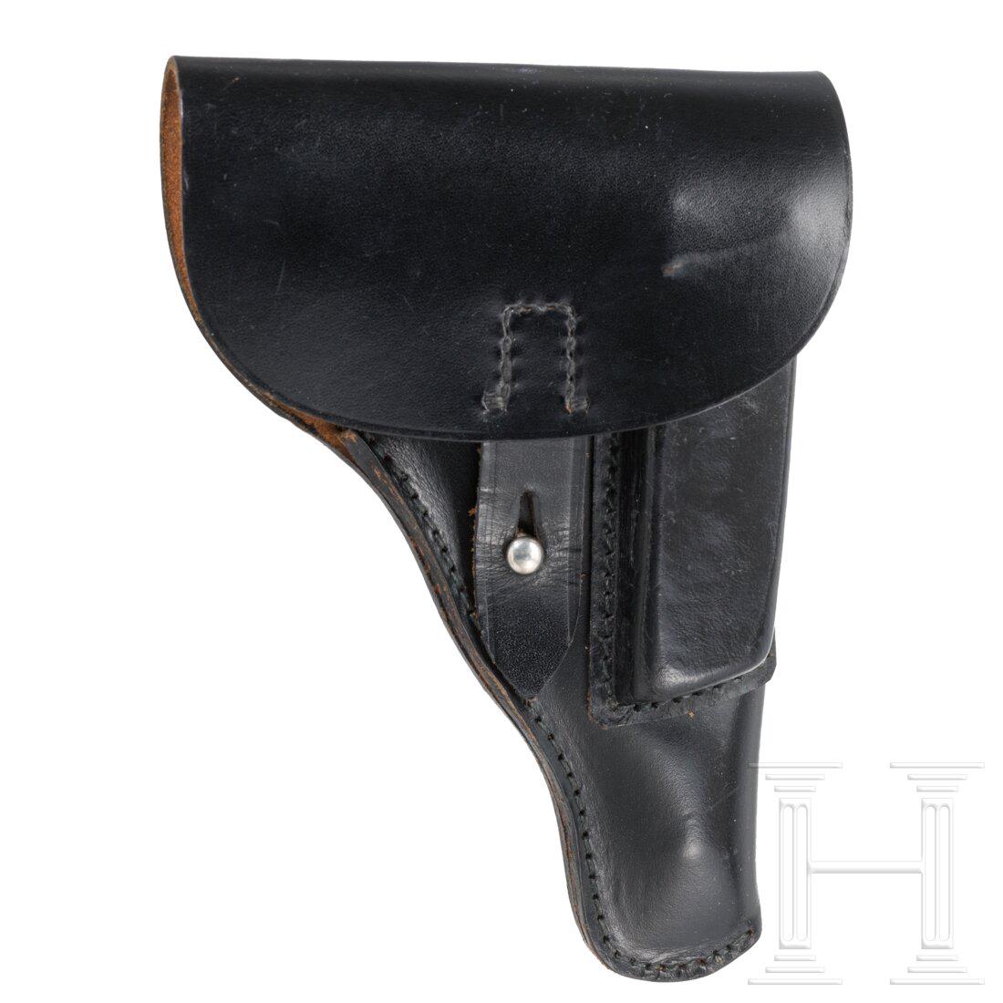 A holster for a Walther PP, Wehrmacht: A holster for a Walther PP, WehrmachtAus schwarzem Rindsleder, Code "jwa / 43". Im Deckel Tintenstempel "Wehrbereichskommando VIII - Adler/HK". Unbenutzt.Condition: I