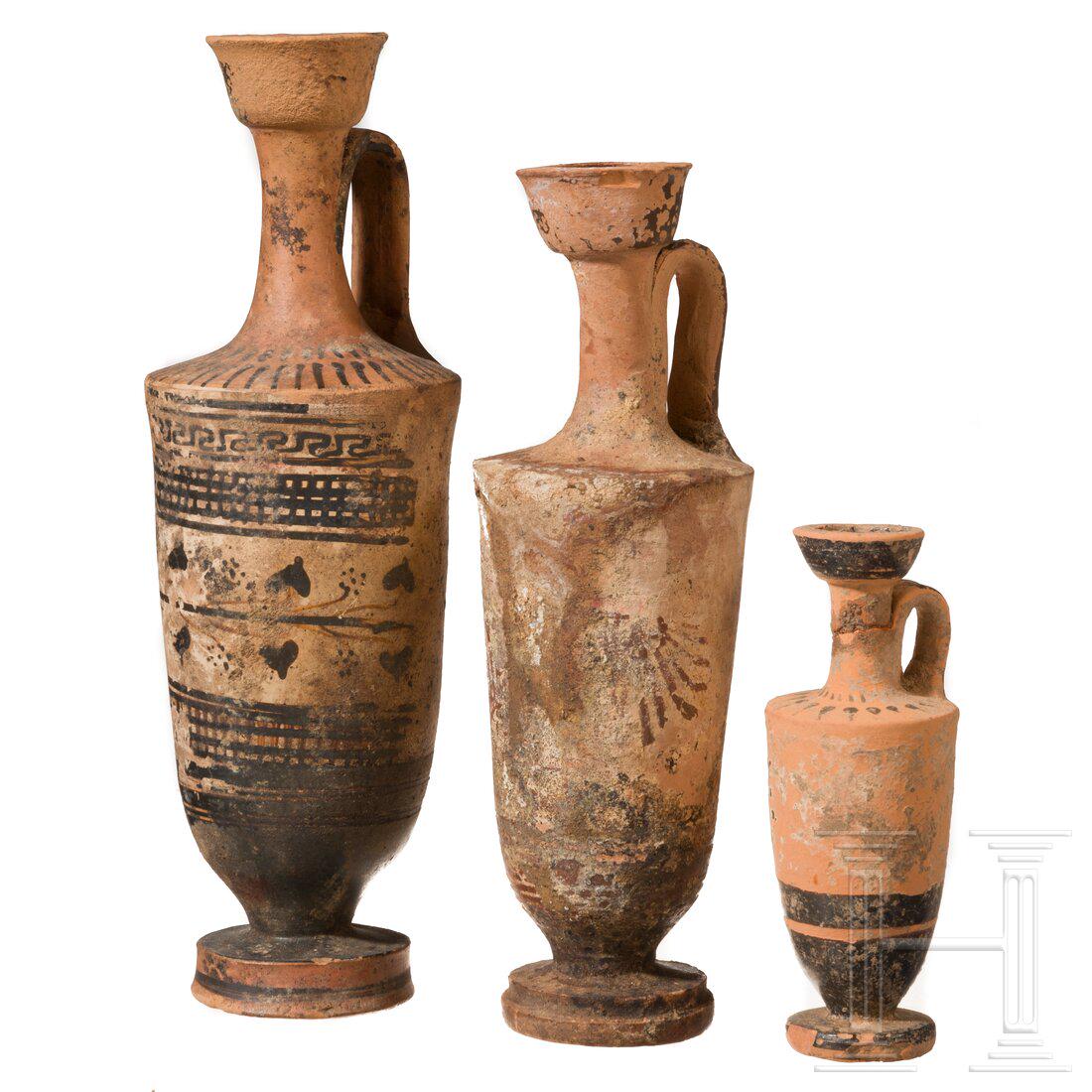 Three Greek lekythoi, 4th century B.C.: Three Greek lekythoi, 4th century B.C.Drei Lekythoi unterschiedlicher GrÃ¶ÃŸe, HÃ¶hen 22,1 cm, 19,5 cm und 11.6 cm. Die grÃ¶ÃŸte bemalt mit MÃ¤ander, Gittermuster und Zweig mit BlÃ¤ttern