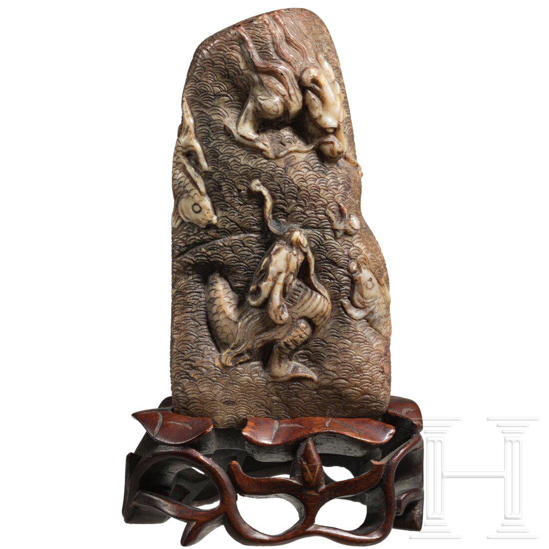 A Chinese seal stone, late Qing Dynasty: A Chinese seal stone, late Qing DynastySiegel aus Speckstein mit umlaufend detailliert geschnittenen Drachen und Fischen auf Wellengrund. Unterseitig Schriftzeichen zwischen Farbresten. Auf hÃ¶lzern