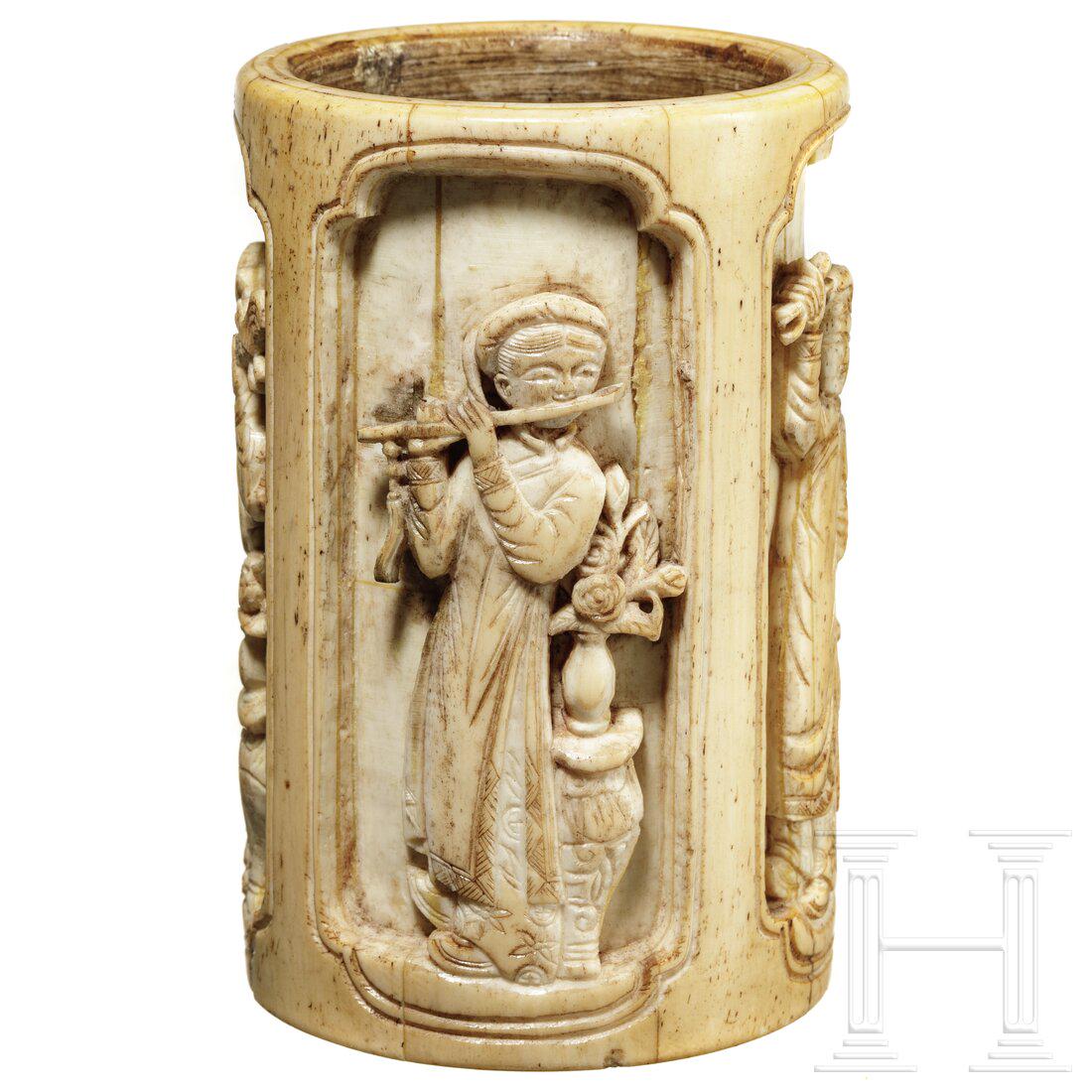 A North Indian bone vessel, 19th century: A North Indian bone vessel, 19th centuryMehrteilig gearbeitete Konstruktion aus Bein mit vier Figurentafeln. Darin beschnitzte Darstellungen von Musikern in floral verzierten GewÃ¤ndern mit verschie