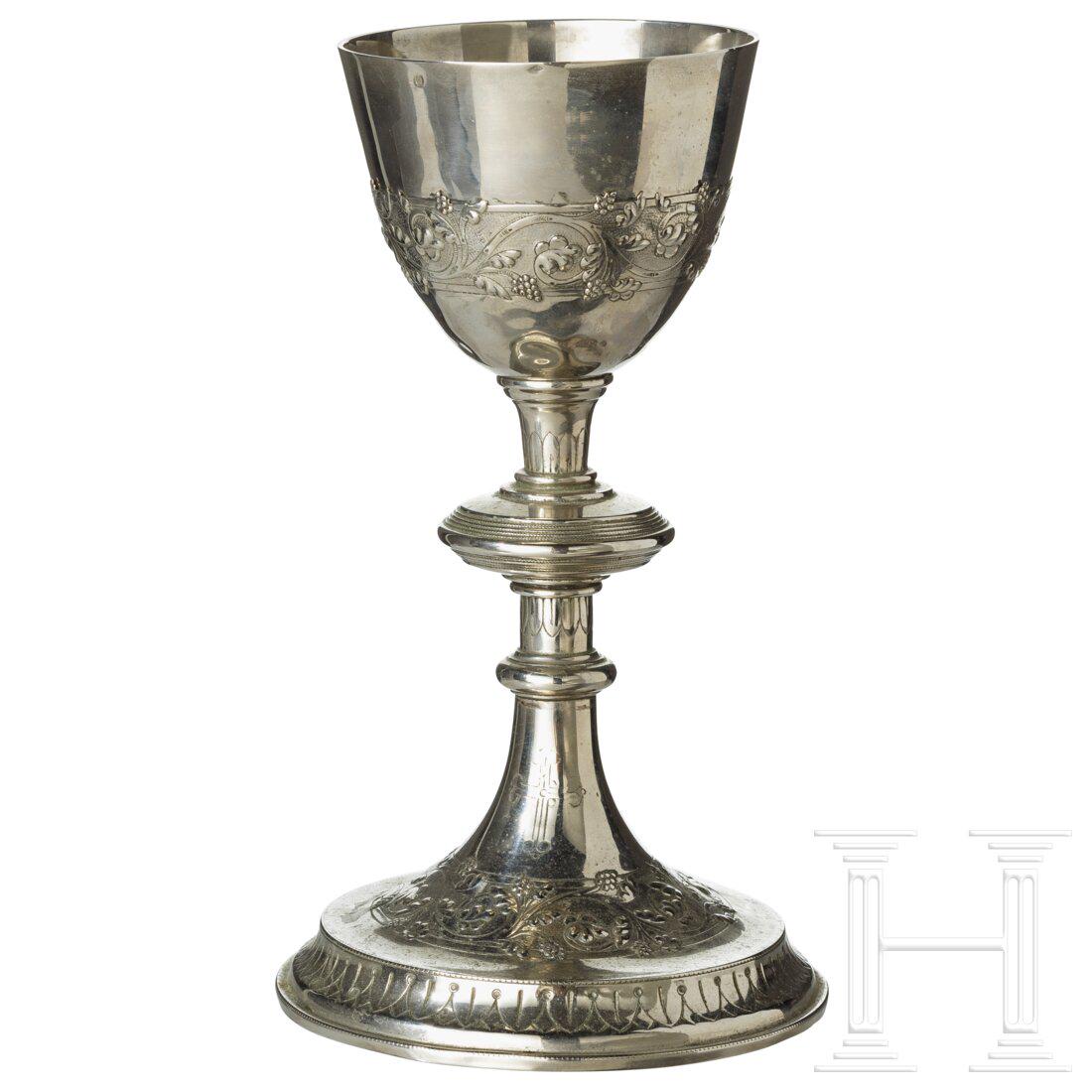 A French plated chalice, circa 1890: A French plated chalice, circa 1890Versilbert. GewÃ¶lbter RundfuÃŸ mit graviertem Zugendekor. Der Schaftansatz mit reliefierten Traubenranken. DarÃ¼ber ein graviertes Kreuz. Schaft mit Zungendek