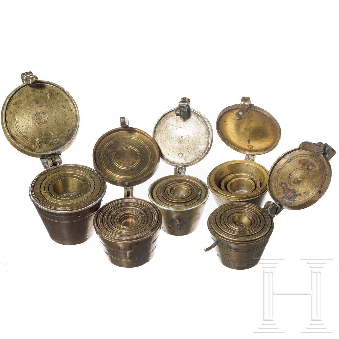A small collection of German weights, 19th century: A small collection of German weights, 19th centuryJeweils konische GehÃ¤use aus Messing mit scharniergelagerten Deckeln. Drei Exemplare mit Adlermarke, davon eines "Driesen" und "1856" gemarkt. Gewi