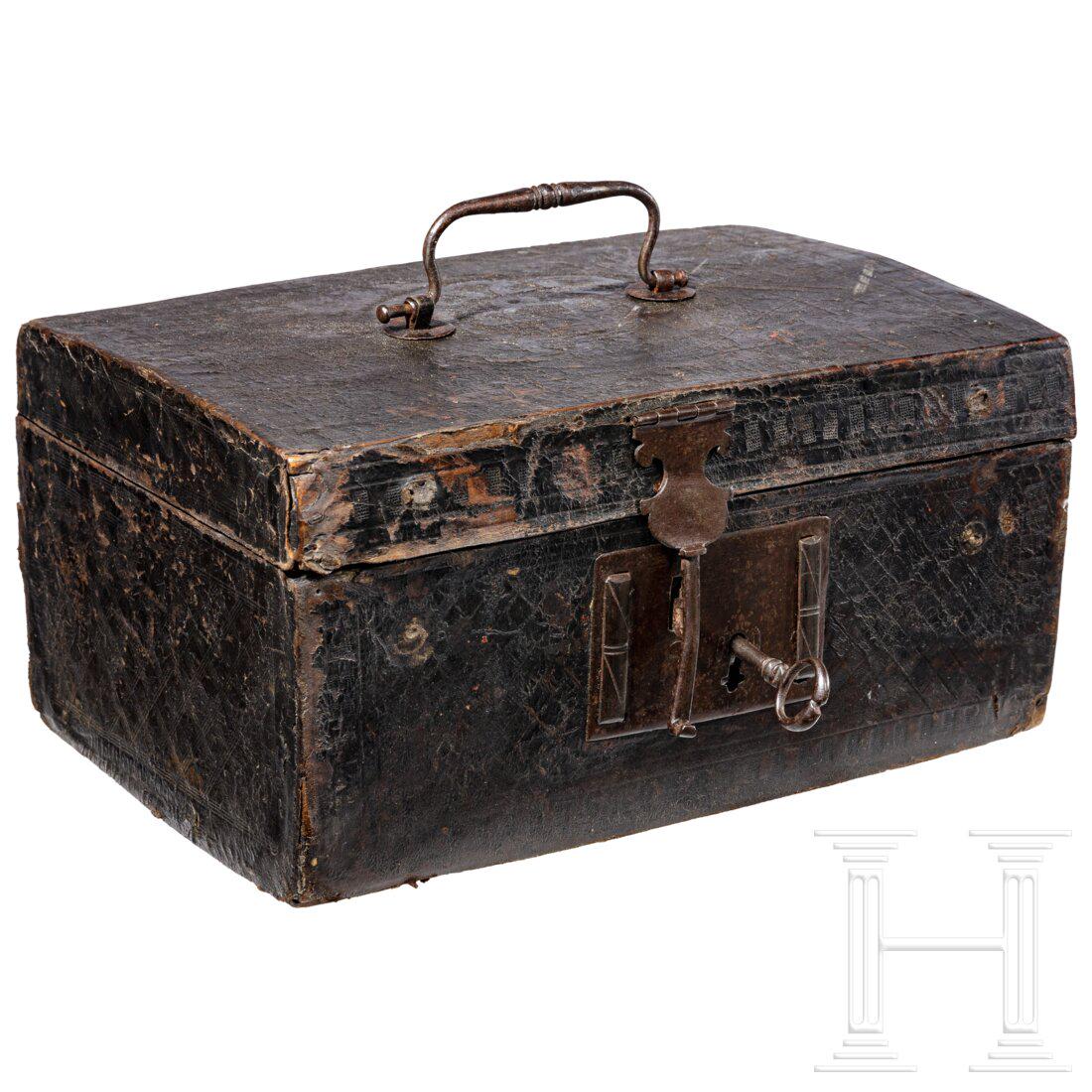 A French leather covered casket, 18th century: A French leather covered casket, 18th centuryHÃ¶lzerner, lederbezogener, grafisch geprÃ¤gter Korpus. Deckel mit Textil und -streifen zur Befestigung von Dokumenten ausgekleidet. Auf dem Deckel eis