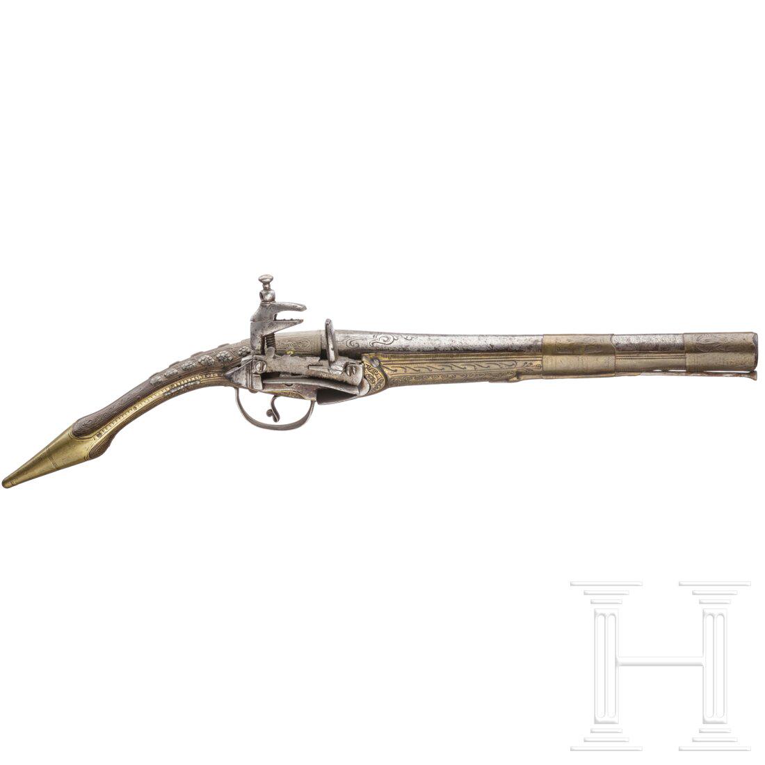 An Albanian flintlock pistol, circa 1850: An Albanian flintlock pistol, circa 1850Runder Lauf mit glatter Seele im Kaliber 15 mm, auf der Oberseite Korrosionsspuren und verputzte Gravuren. Miquelet-Schloss mit Spuren von Gravur. Gravierter Me