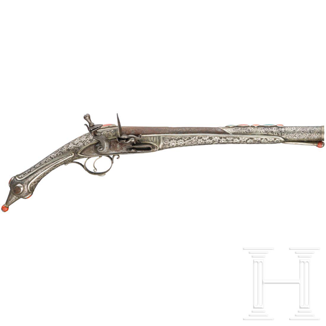 An luxury otoman empire flintlock pistol circa 1830: An luxury otoman empire flintlock pistol circa 1830MitteleuropÃ¤ischer Lauf im Kaliber 15 mm. MetalloberflÃ¤che stÃ¤rker korrodiert. Glattes Steinschloss mit einfacher Rankengravur. Batterie bes