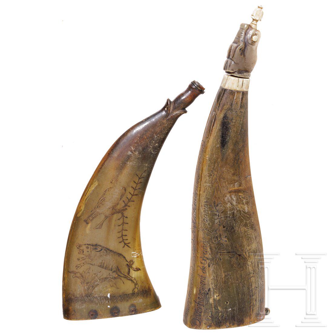 Two German powder flasks, 18th century: Two German powder flasks, 18th centuryJeweils aus gepresstem Horn gefertigt und mit jagdlichen Motiven graviert, BÃ¶den aus Holz, figÃ¼rlich beschnitzte SchÃ¼tten, eine Pulverflasche mit Zierrin