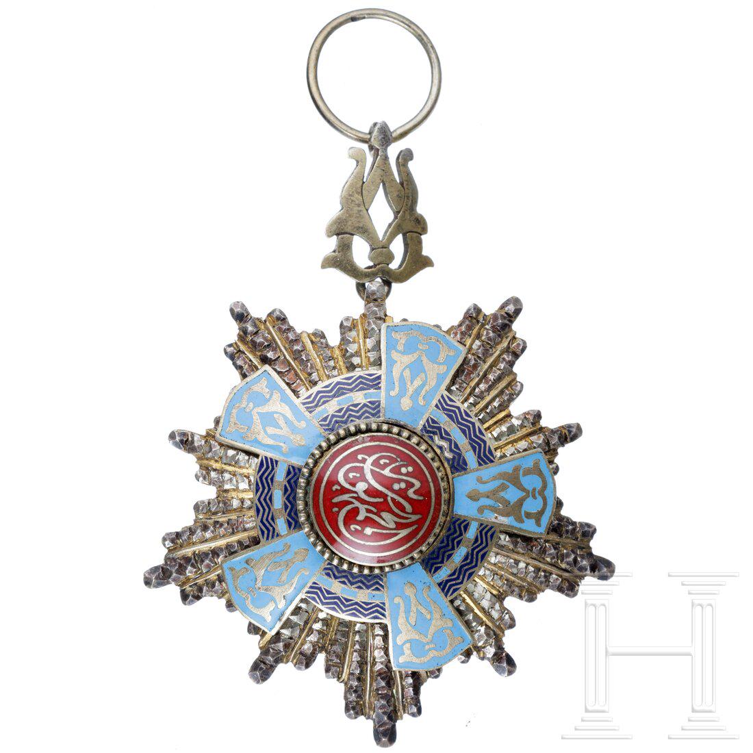 Egyptian Order of the Republic - a neck cross, 1st Republic (1953 - 1958): Egyptian Order of the Republic - a neck cross, 1st Republic (1953 - 1958)Silberner, brillantierter Sternkorpus mit vergoldeter, emaillierter (gechipt) Auflage, Tragering an beweglicher Agraffe. Rs. ar
