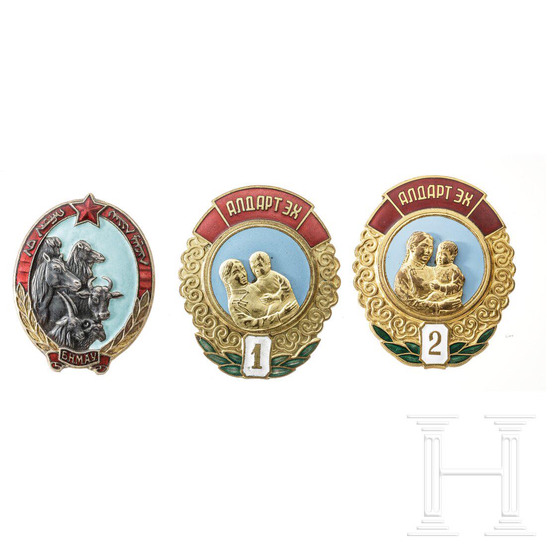 Three decorations: Three decorationsOrden des Mutterruhmes, 1. und 2. Klasse. Jeweils vergoldet und teils emailliert, rs. Schraubscheibe und gravierte Verleihungsnummer. Abzeichen "Bester Hirte". Teils emailliert, rs. S