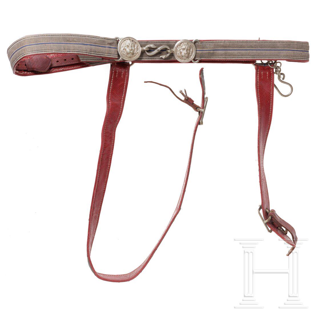 A sabre hanger for officers, circa 1900: A sabre hanger for officers, circa 1900Silberne GehÃ¤ngeriemen mit blauen DurchzÃ¼gen und roter LederunterfÃ¼tterung, BeschlÃ¤ge aus versilbertem Neusilber. Mehrteiliges Schloss mit zwei fein 