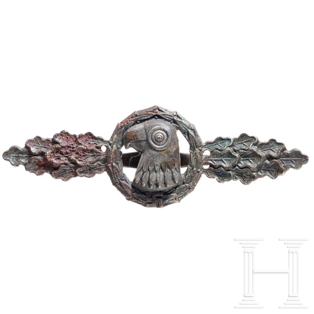 A Luftwaffe Reconnaissance, Air/Sea Rescue and Meteorological Operational Flying Clasp: A Luftwaffe Reconnaissance, Air/Sea Rescue and Meteorological Operational Flying ClaspEarly brass version with riveted silver colored eagle head. Visibly oxidized with surface damage, roughly cleaned.