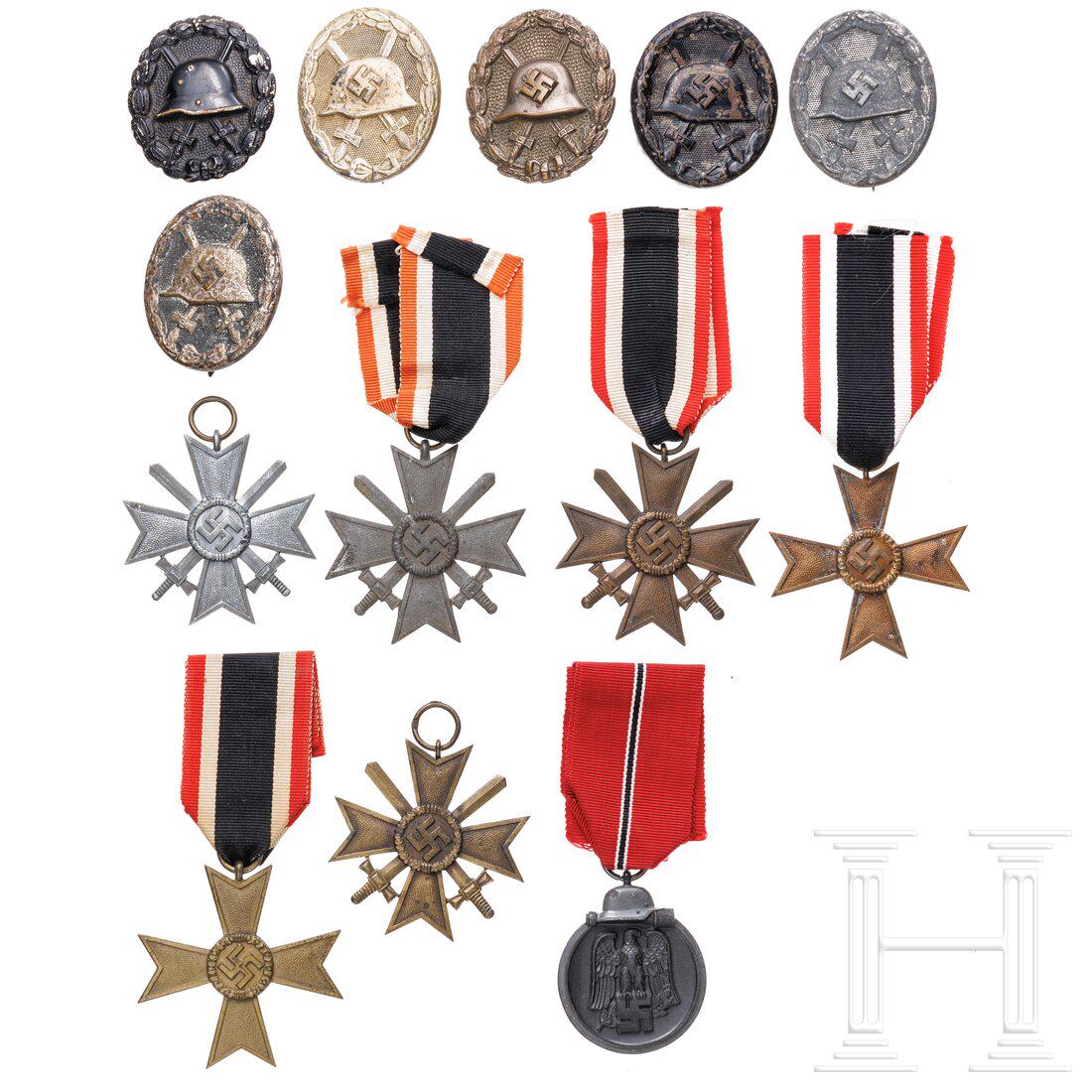 Six Wound Badges: Six Wound BadgesEin VWA 1939 in der frÃ¼hen Form, sog. "Legion Condor", als hohlgeprÃ¤gte BuntmetallausfÃ¼hrung. Drei VWA 1939 in Silber (eines in BuntmetallausfÃ¼hrung) und eines in Schwarz (
