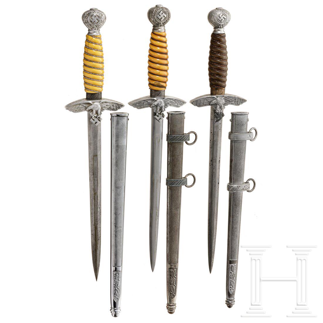 Three daggers M 37 for Luftwaffe officers: Three daggers M 37 for Luftwaffe officersJeweils beschÃ¤digt und Ã¼berarbeitet, teils unvollstÃ¤ndig bzw. mit schlecht ergÃ¤nzten Teilen (Parierstange usw.). LÃ¤ngen ca. 38 cm. Condition: II