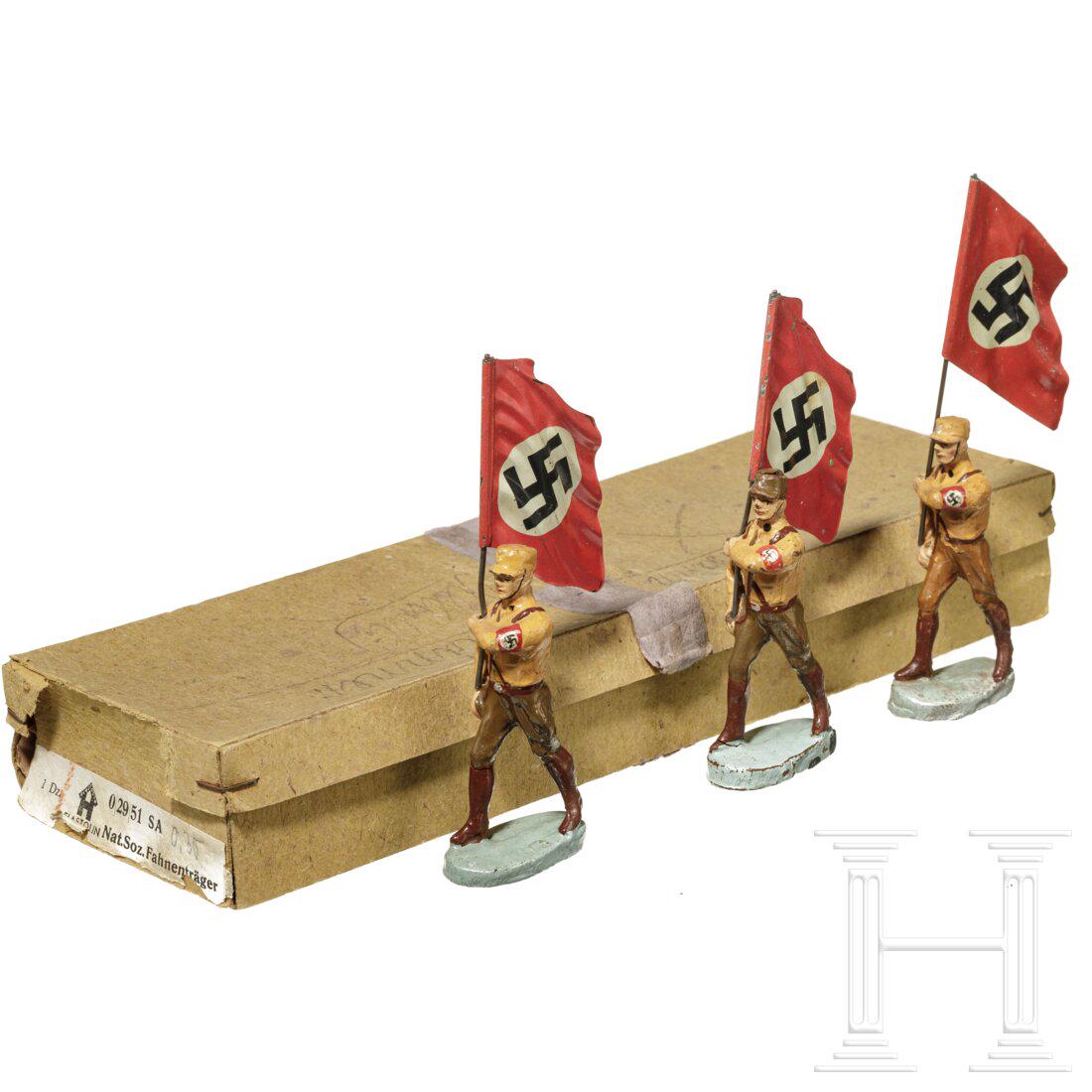 Three Elastolin SA flag bearers in original box: Three Elastolin SA flag bearers in original box Elastolin, MasseausfÃ¼hrung, 7 cm-Serie, 30er Jahre. Dabei drei SA-FahnentrÃ¤ger mit Blech-Parteifahnen, im originalen Hausser-Karton, vorne mit ein