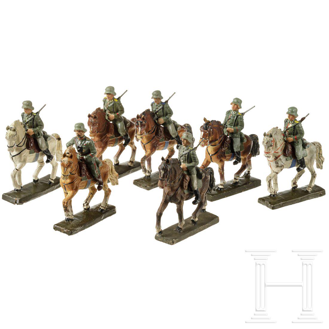 Seven Lineol soldiers on horses: Seven Lineol soldiers on horsesLineol, MasseausfÃ¼hrung, 7 cm-Serie, 30er Jahre. Sieben Soldaten zu Pferd, dabei ein Offizier und sechs Soldaten mit Gewehr, einer mit blauer Train-Paspelierung, die