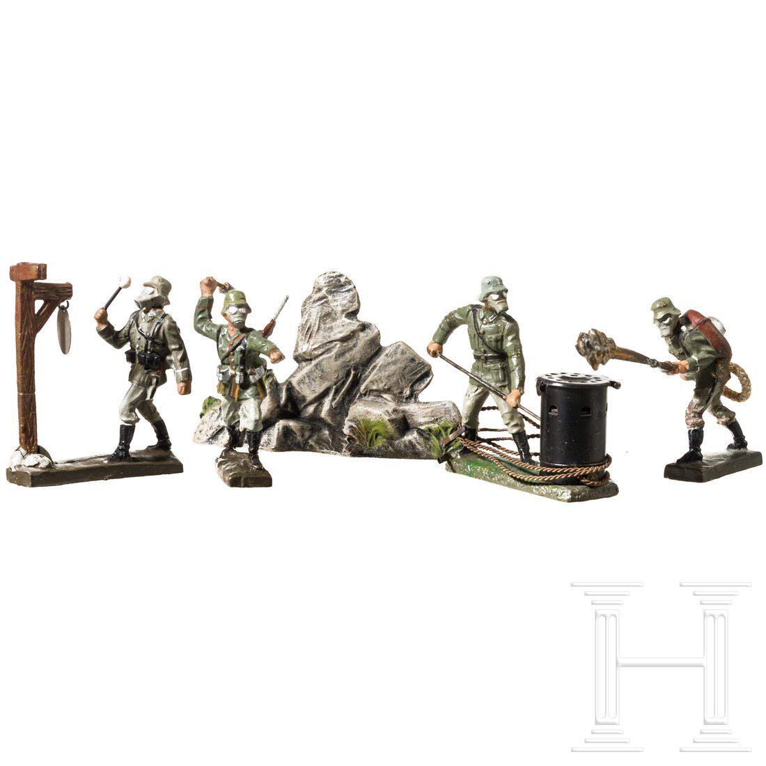 Four Lineol WH soldiers with gas masks and an Elastolin boulder: Four Lineol WH soldiers with gas masks and an Elastolin boulderLineol/Elastolin, MasseausfÃ¼hrung, 7 cm-Serie, 30er Jahre. Vier Soldaten des Heeres mit Gasmasken: ein Flammenwerfer, ein Handgranaten