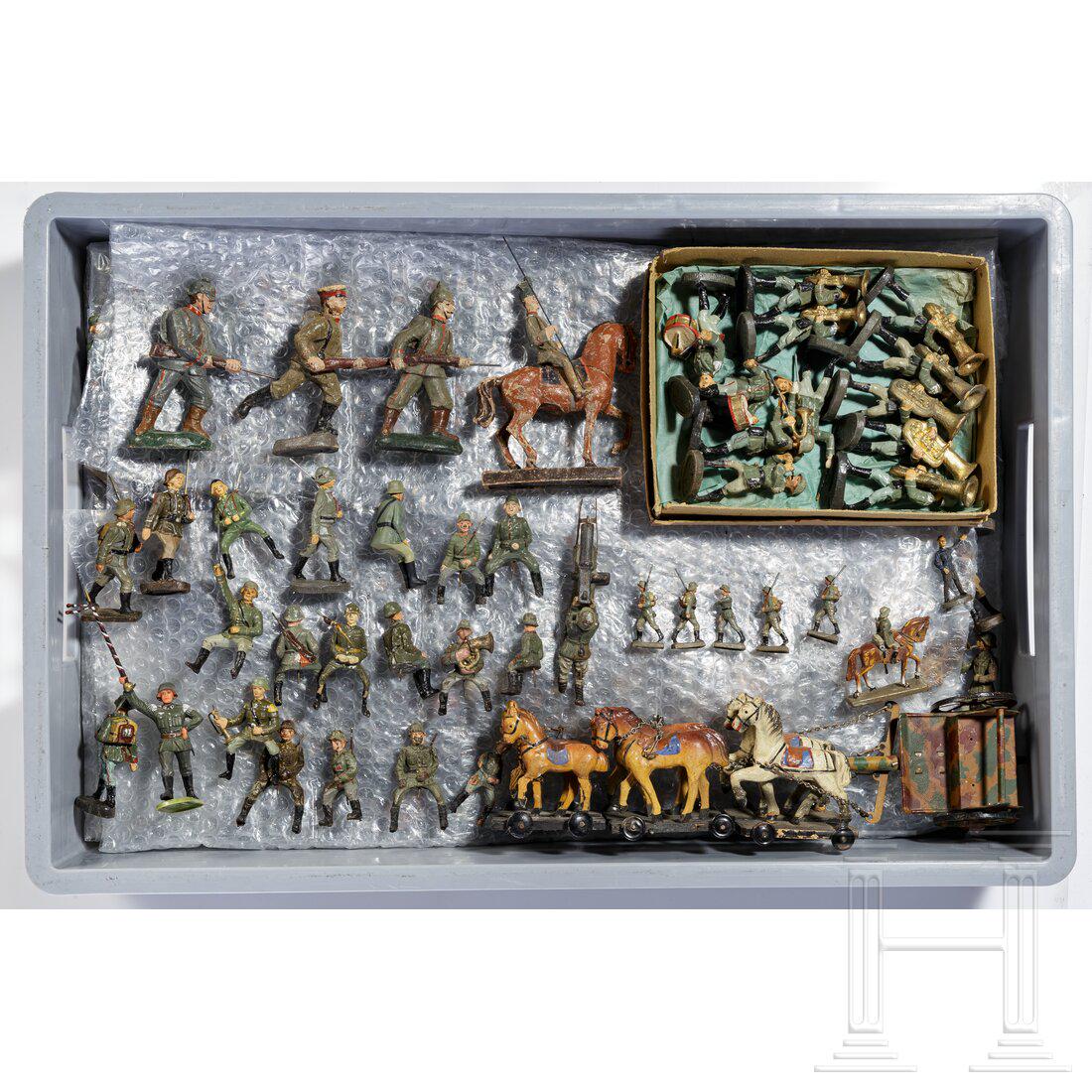 Approx. 180 Elastolin and Lineol soldiers including twelve musicians in original box and some 4 and: Approx. 180 Elastolin and Lineol soldiers including twelve musicians in original box and some 4 and 10 cm figures Elastolin/Lineol, MasseausfÃ¼hrung, 4/6/7/10-cm-Serie, 30/50/80er Jahre. Ein Konvolu