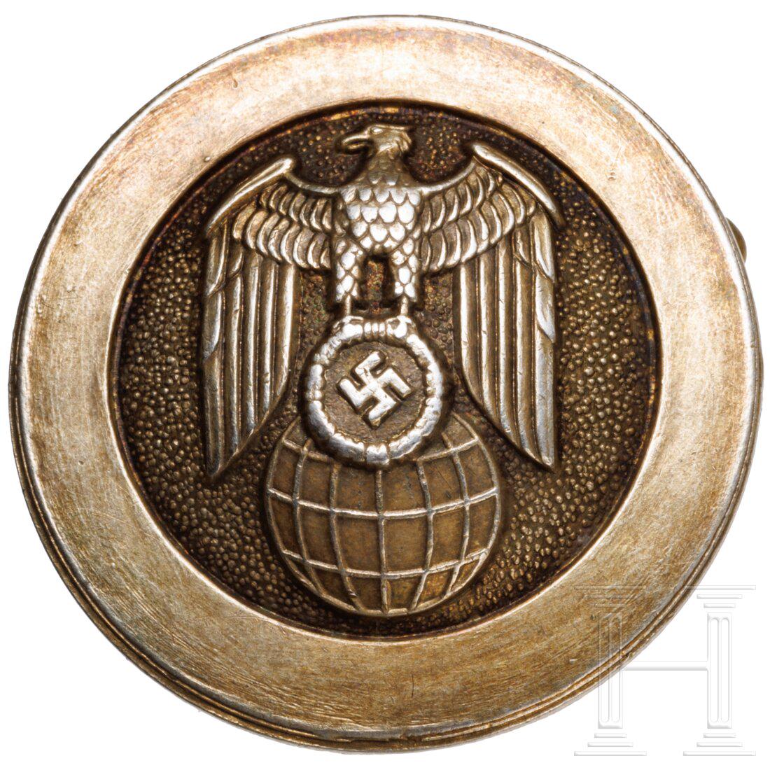 Andor Hencke (1895 - 1984) - his badge no. 1711 of the foreign office: Andor Hencke (1895 - 1984) - his badge no. 1711 of the foreign officeBuntmetall versilbert, vorderseitig Hoheitsabzeichen des AuswÃ¤rtigen Amtes, rÃ¼ckseitig Broschierung und eingeschlagene Nummer