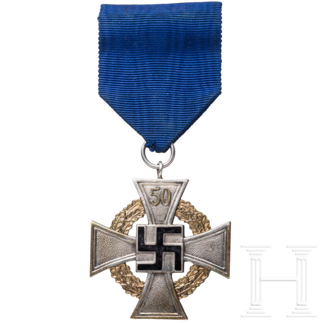A Faithful Service Award, special grade for 50 years of service: A Faithful Service Award, special grade for 50 years of serviceVersilberte BuntmetallausfÃ¼hrung mit vergoldetem (verputzt) Eichenlaubkranz und Jahreszahl "50". Dazu eine Expertise der Firma Weitze.