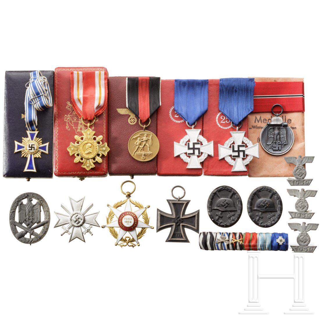 A group of medals/badges: A group of medals/badgesDrei Spangen (vollstÃ¤ndig migriert, "L/18") "1939" zum EK 2. Klasse, ein EK 2 von 1939, ein ASA, zwei VWA in Schwarz, ein KVK 1. Klasse, eine Ostmedaille und acht weitere Au