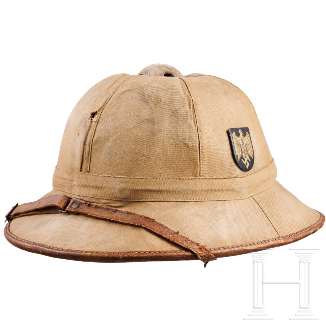 A navy pith helmet, 1st pattern: A navy pith helmet, 1st patternKorkkorpus mit sandfarbenem Leinenbezug, brauner Ledereinfassung, SchweiÃŸband (Herstellerstempel "cny 42" und unterseitige GrÃ¶ÃŸenangabe "59") und Kinnriemen sow