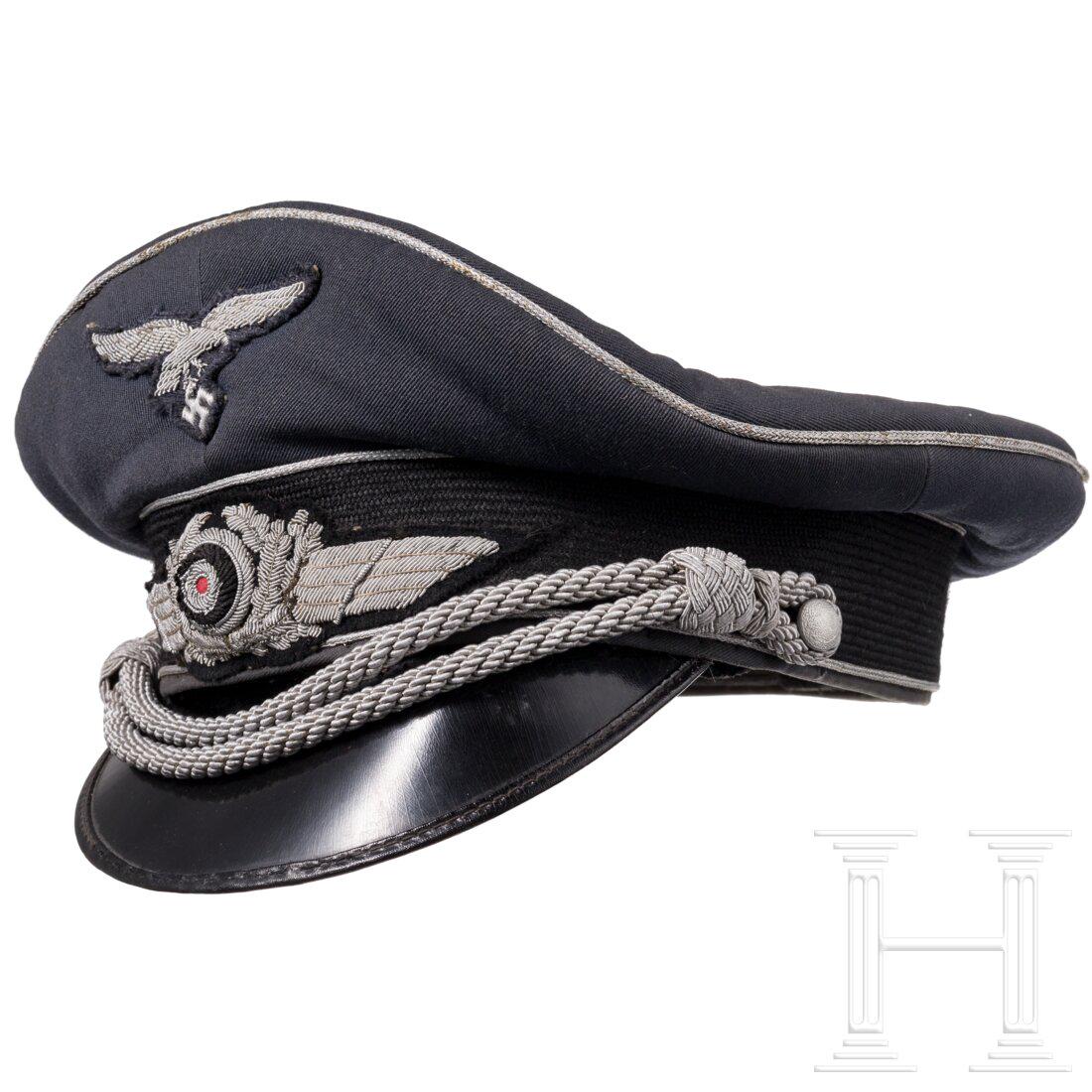 Lieutenant Colonel Hugo von Manner zu MÃ¤tzelsdorff - his personal visor hat: Lieutenant Colonel Hugo von Manner zu MÃ¤tzelsdorff - his personal visor hatLuftwaffenblauer Gabardine mit schwarzem Mohairbesatzstreifen, silbernen VorstÃ¶ÃŸen und schwarz lackiertem, unterseit