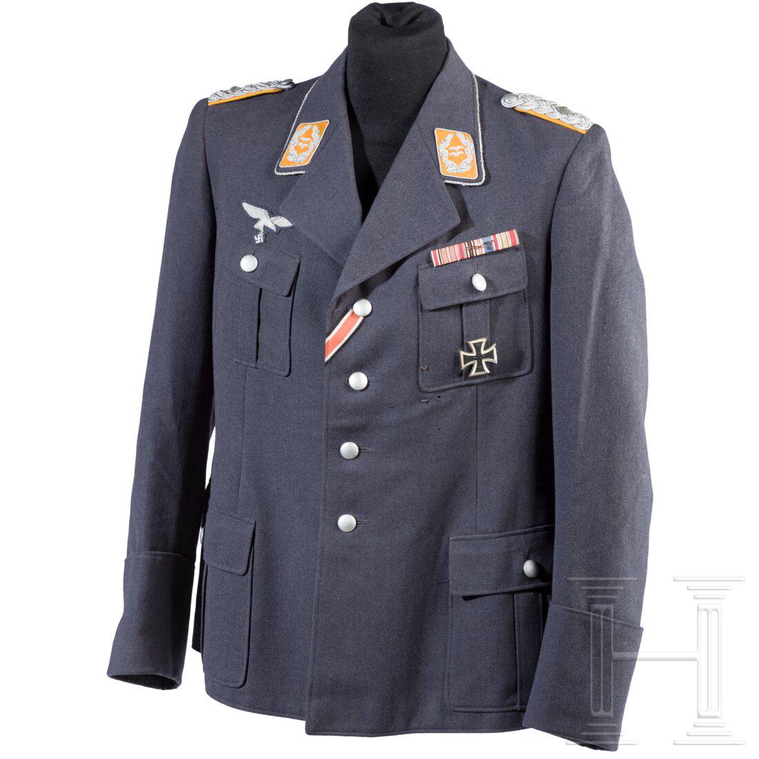 Lieutenant Colonel Hugo von Manner zu MÃ¤tzelsdorff - his personal blue uniform tunic: Lieutenant Colonel Hugo von Manner zu MÃ¤tzelsdorff - his personal blue uniform tunic MaÃŸgeschneiderter Rock aus feinem luftwaffenblauen Gabardine mit silbernen KnÃ¶pfen, das graublaue Seidenfu