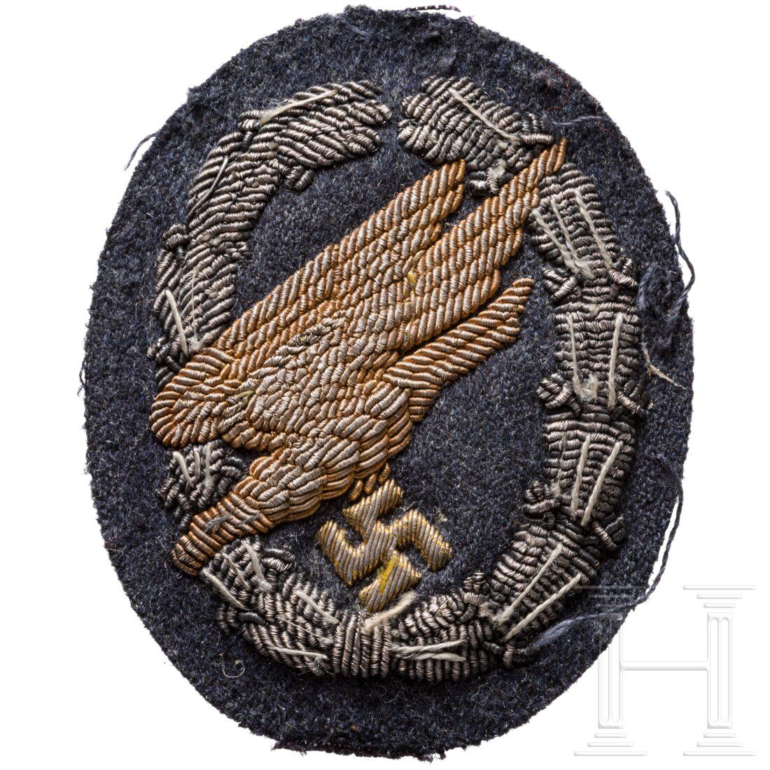 Lieutenant Colonel Hugo von Manner zu MÃ¤tzelsdorff - his personal paratroopers badge, cloth version: Lieutenant Colonel Hugo von Manner zu MÃ¤tzelsdorff - his personal paratroopers badge, cloth versionGoldgestickter Adler in silberngesticktem Kranz auf luftwaffenblauem Tuch, die rs. Papierabdeckung