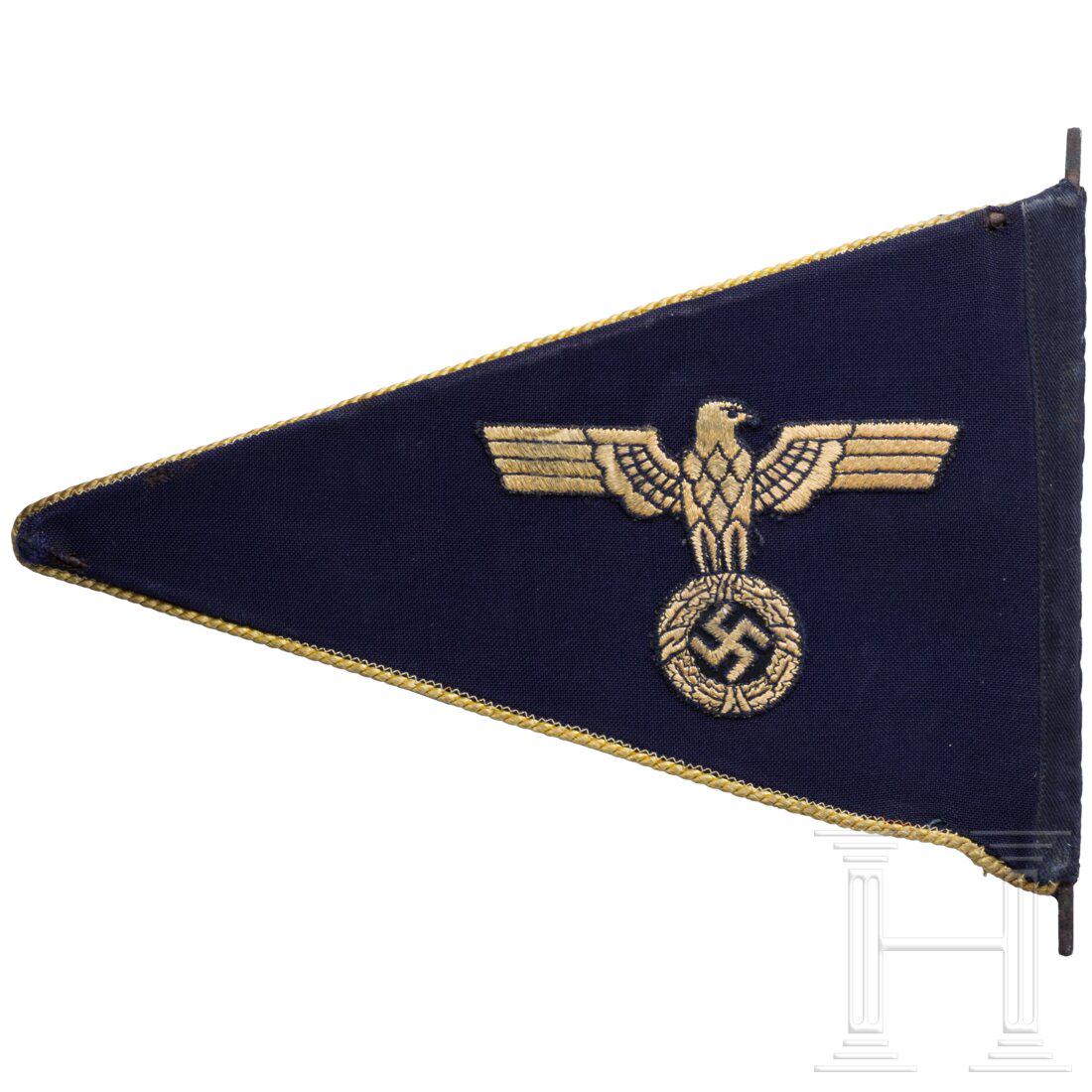 A vehicle pennant for officers of the German Kriegsmarine: A vehicle pennant for officers of the German KriegsmarineMarineblauer Dreieckswimpel mit beidseitig aufgenÃ¤htem, goldgelb gesticktem Marineadler und goldgelber Einfassungskordel an den LÃ¤ngsseit
