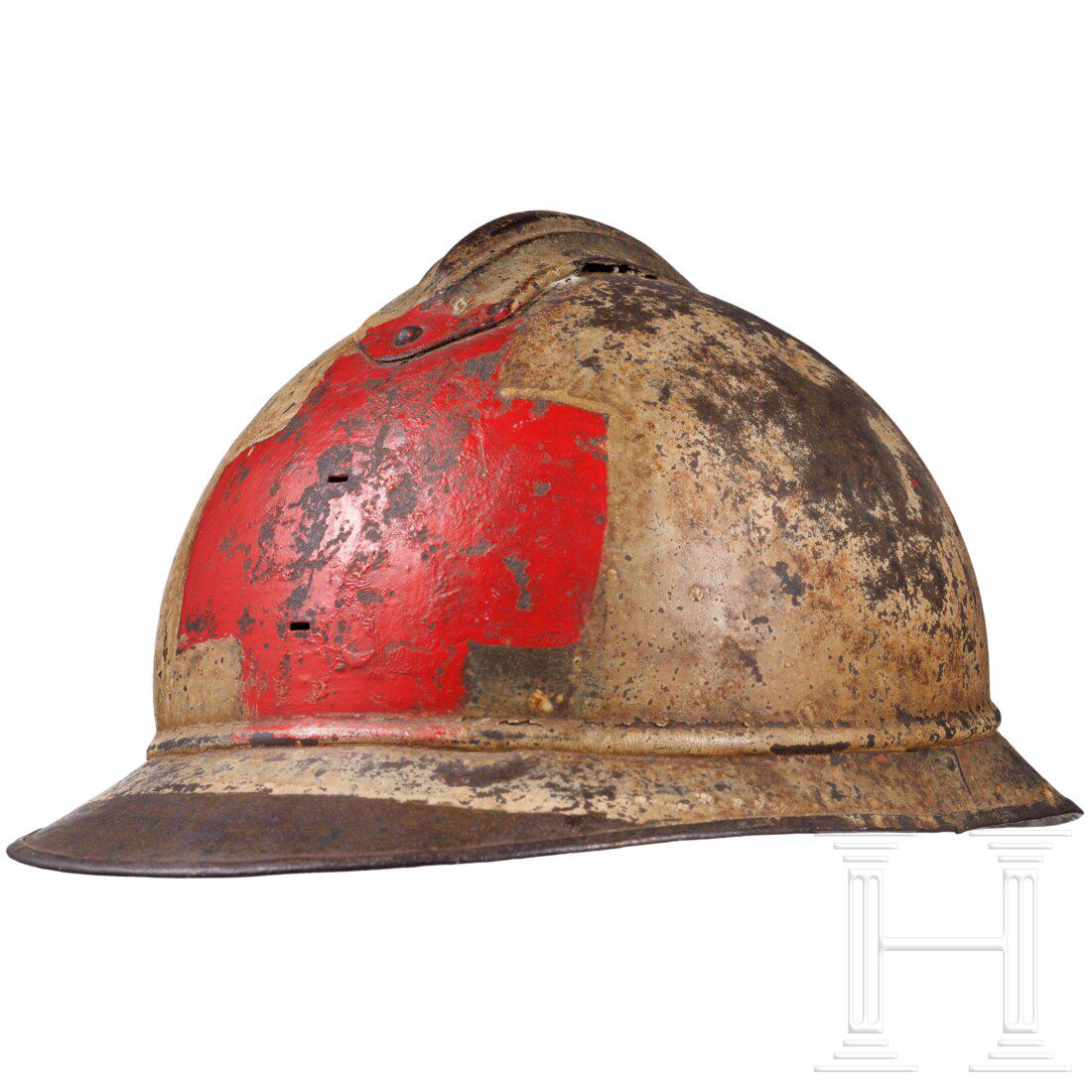 A steel helmet "Adrian" M 15 for paramedics/Red Cross: A steel helmet "Adrian" M 15 for paramedics/Red CrossDie Glocke mit angesetztem zweiteiligen Rand, aufgesetztem VerstÃ¤rkungskamm, Resten des hellen Anstiches und den vs. und rs. aufgelegten Roten K